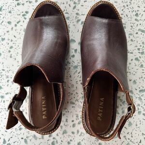 Leather open-toed shoe